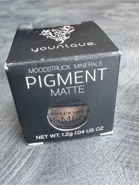 Younique Pigment - Irresistible (Black Packaging)